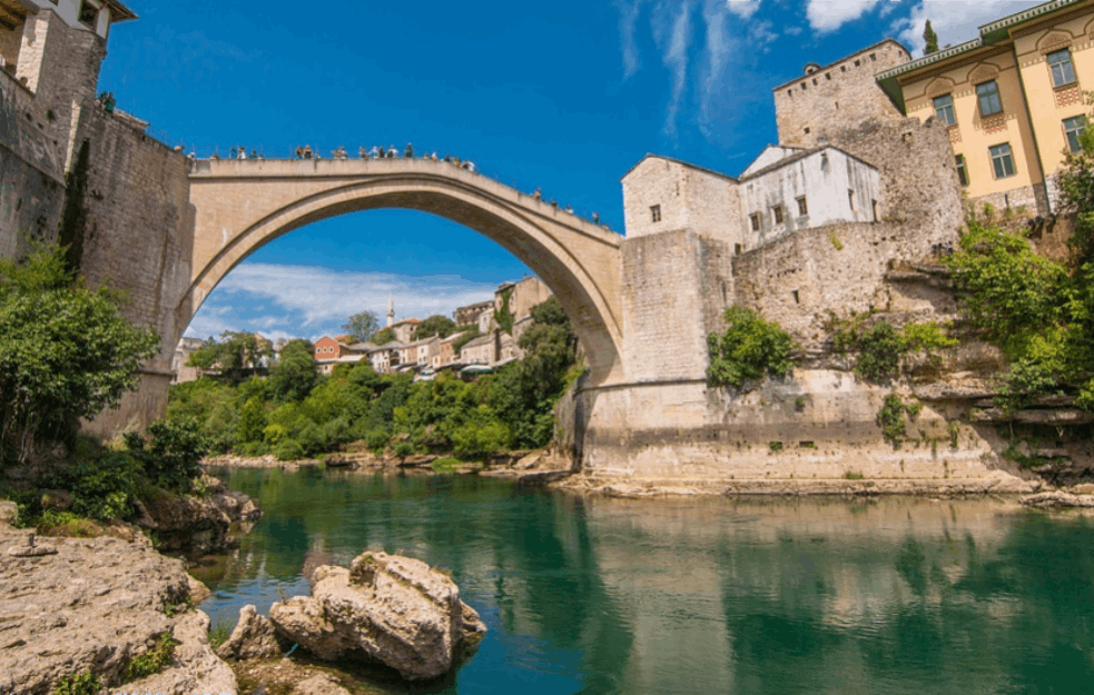 SRPKINJI U MOSTARU ZAPALJENA KUĆA: <span style='color:red;'><b>Mržnja</b></span> ponovo živi u gradu na NERETVI! 